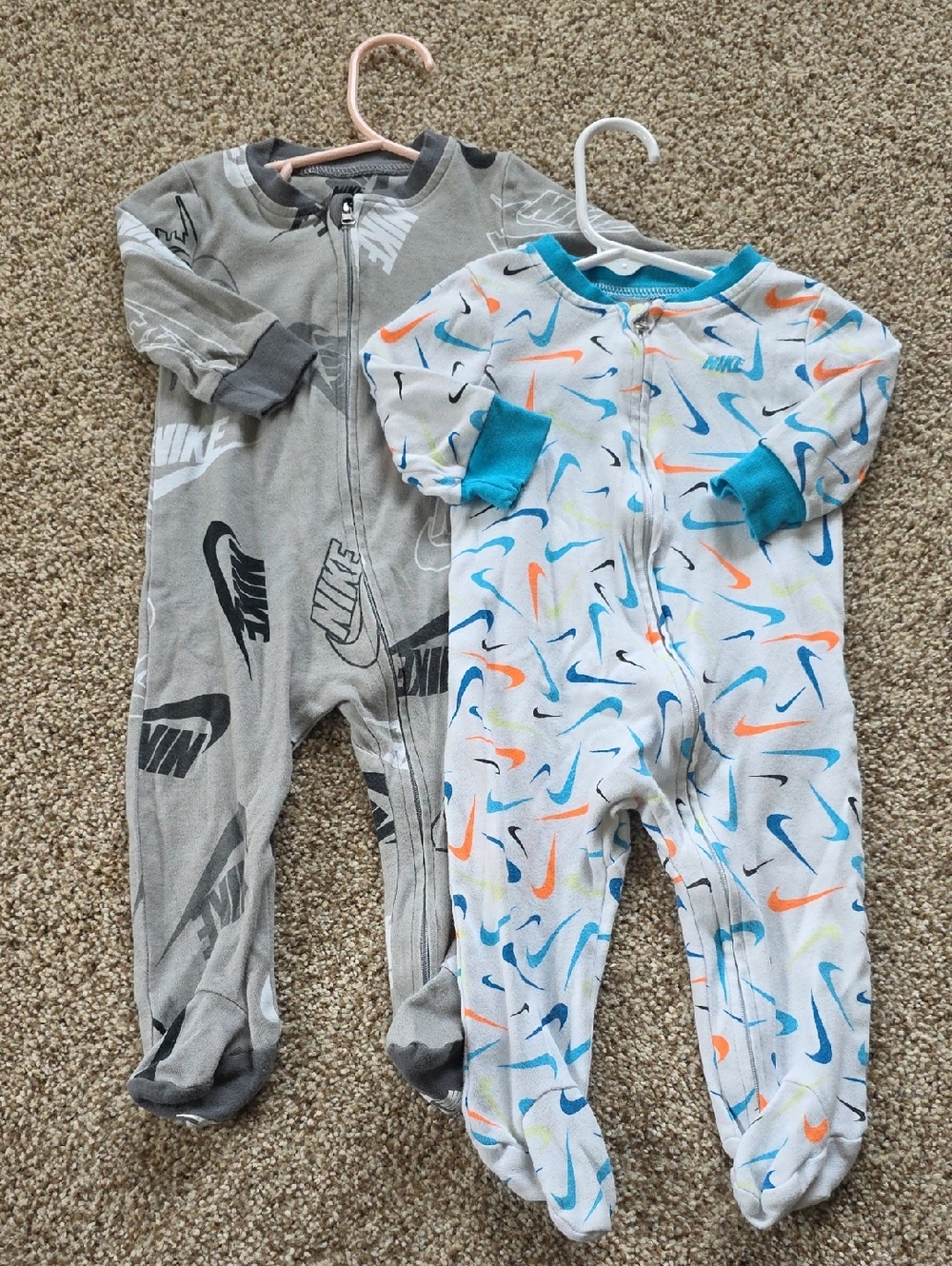 Nike Baby Footed Zip Up Onesies 6 Months Gray and White
